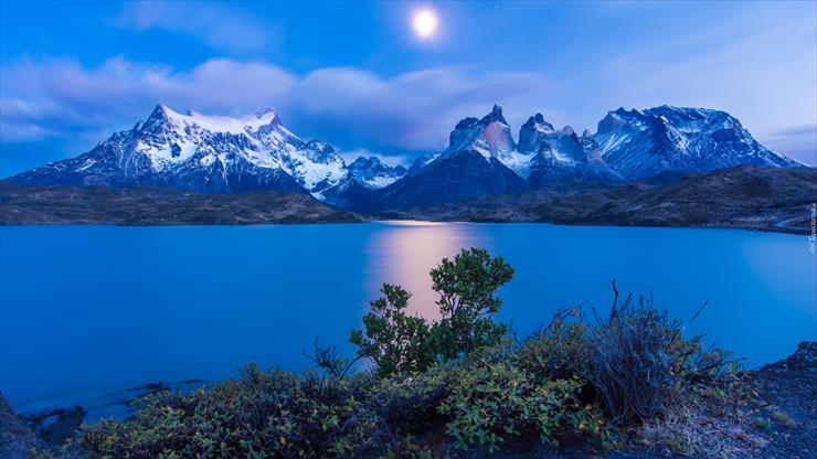  _DOBRY  WIECZÓR  - tapeta-widok-na-torres-del-paine-w-patagonii-o-zmierzchu.jpg