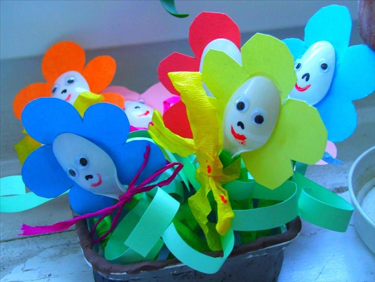 Prace plastyczne - kwiatek z łyżeczek.jpg