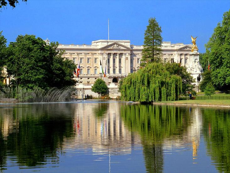 Anglia - Buckingham Palace, London, England.jpg